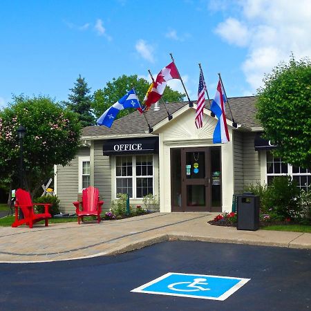 Amsterdam Inn & Suites サセックス エクステリア 写真